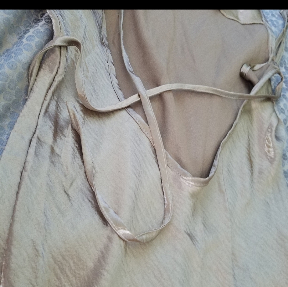 Curve hugging Gold slinky backless dress - Picture 8 of 8